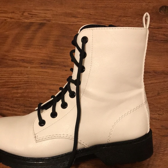 White boots - Picture 2 of 6